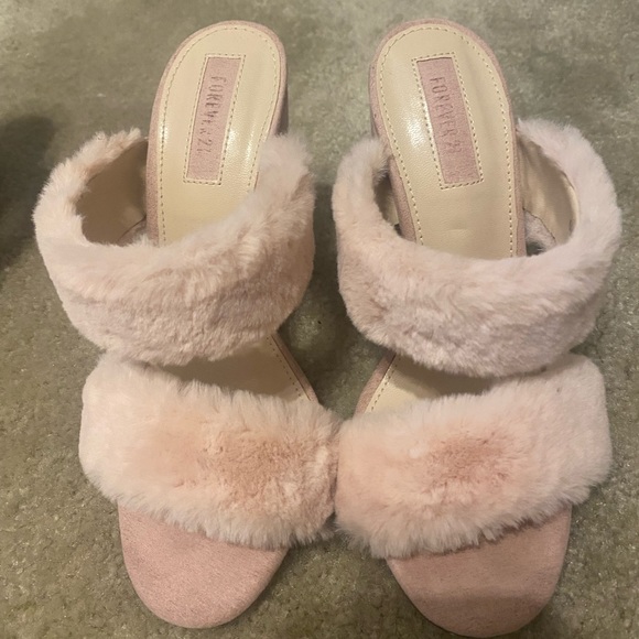 2 pairs of cute fur Forever 21 sandals - Picture 3 of 4